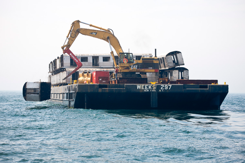 Illustration for article titled The Spectacular Sight of Subway Cars Being Dumped Into the Ocean